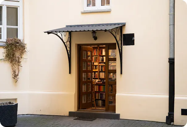 Вход в книжный магазин во дворе дома 59 на улице Koszykowa в Варшаве