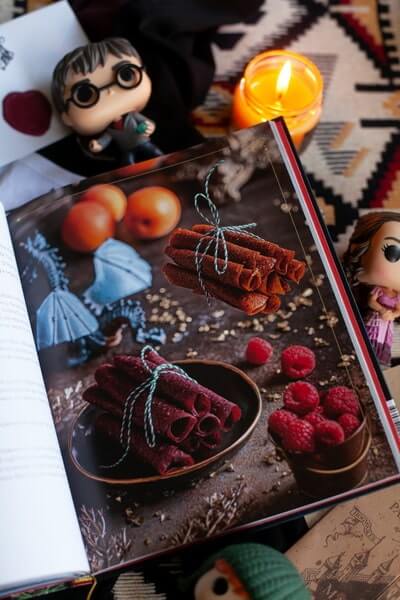 Волшебные блюда и выпечка с Гарри Поттером. Праздничная магия от хлеба на метле до торта Хагрида и апельсиновой карамели